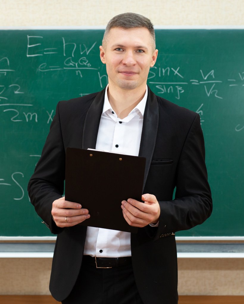 the-male-teacher-used-white-chalk-to-write-on-the-LGG7L7W.jpg